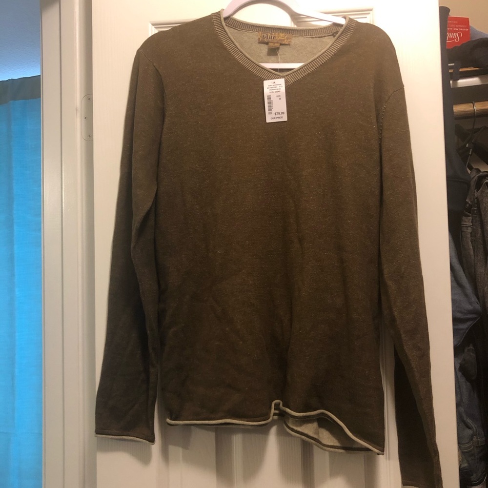 Long sleeve sweater.